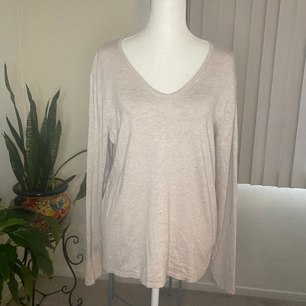 T Tahari V-neck, long sleeve silk like sweater in Ecru. Size XL/TG. Rayon/Nylon